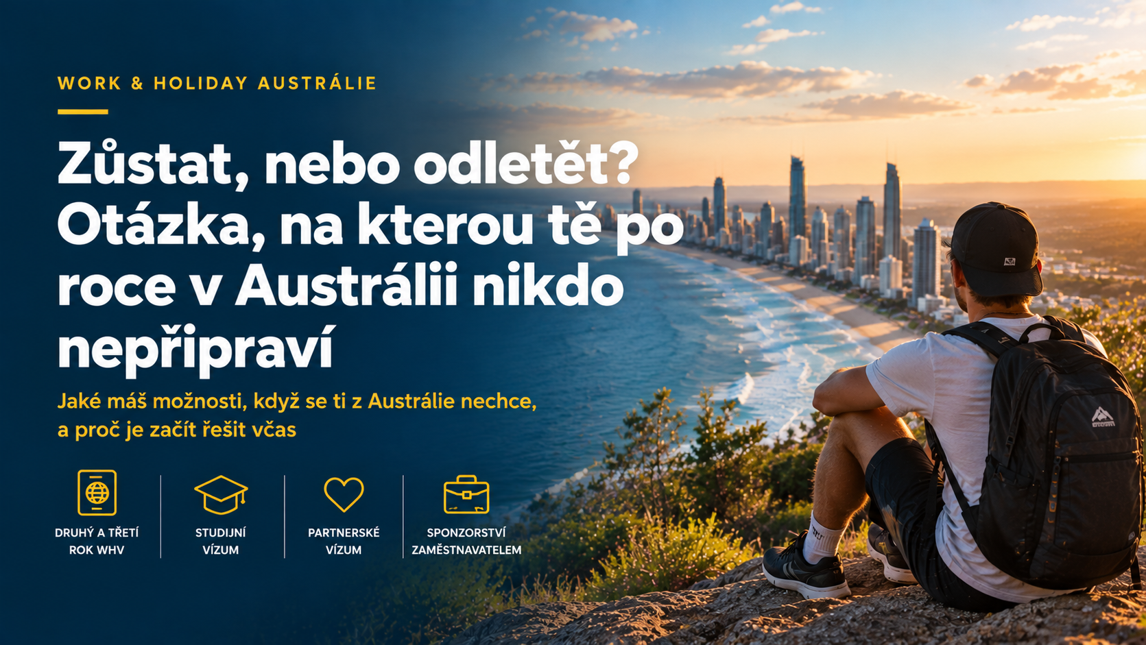 Mladý muž s batohem sedí na útesu a dívá se na pobřeží Gold Coast při západu slunce, rozhoduje se, zda zůstat v Austrálii